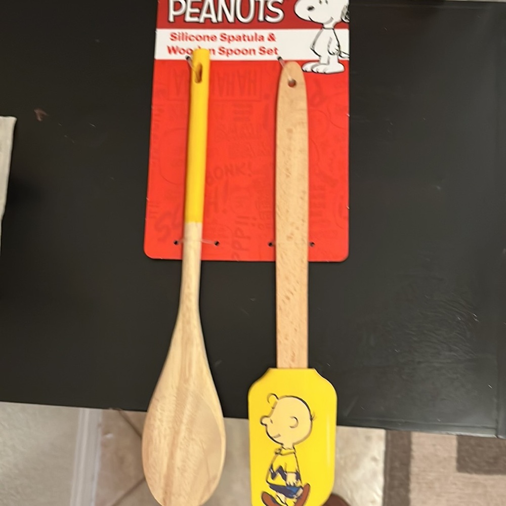 PEANUTS Silicone Spatula & Wood Spoon Set. - Picture 2 of 3